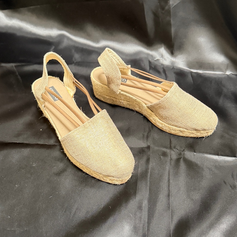 Sesto Wedge Sandal - size 7 - gold shimmer - Brand New